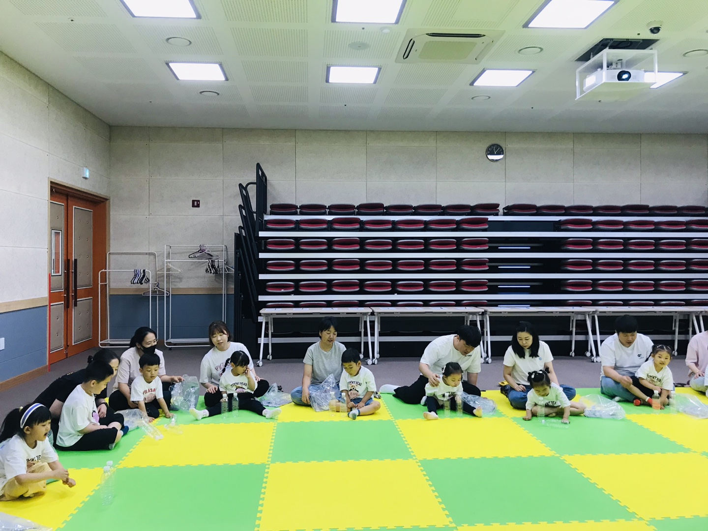 2025.06.11.[공통부모교육:엄마아빠랑 함께 놀이해요]신문지 공으로 볼링놀이 해요 이미지