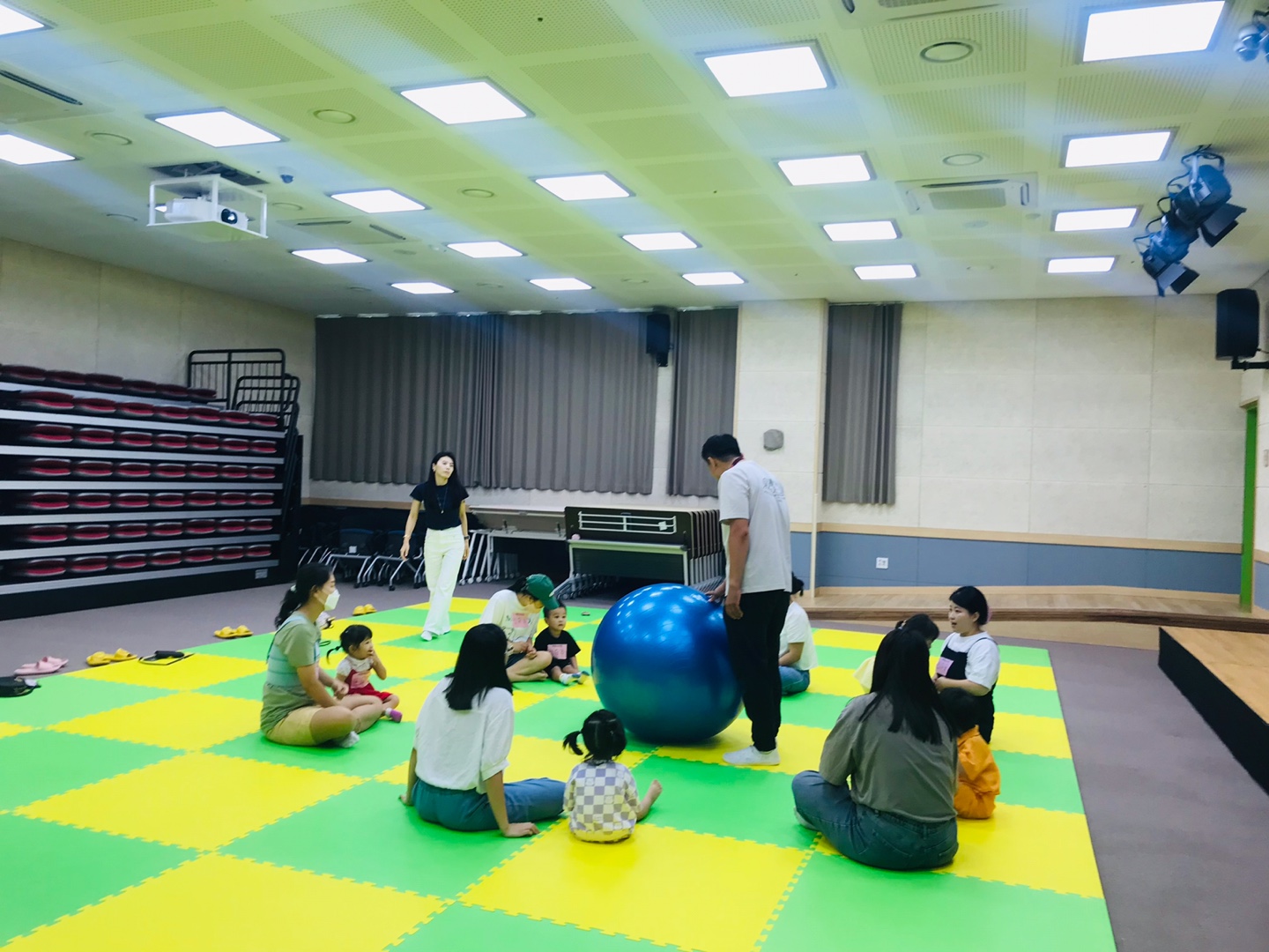 2025.08.27.[공통부모교육:엄마아빠랑 함께 놀이해요]앞치마로 공 주고받기 놀이해요 이미지