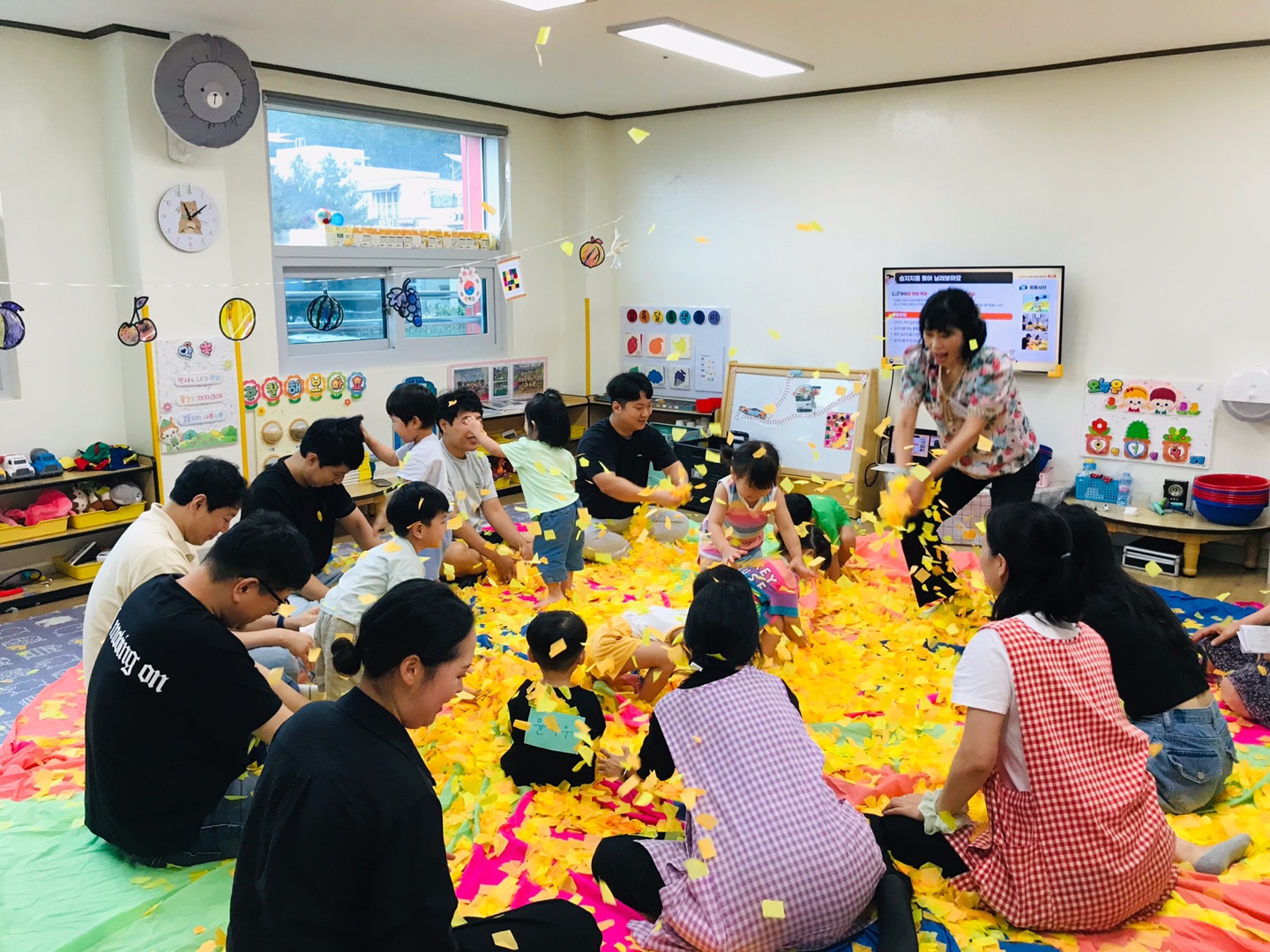 2025.09.02.[공통부모교육:엄마아빠랑 함께 놀이해요]습자지를 찢어 날려 보아요 이미지