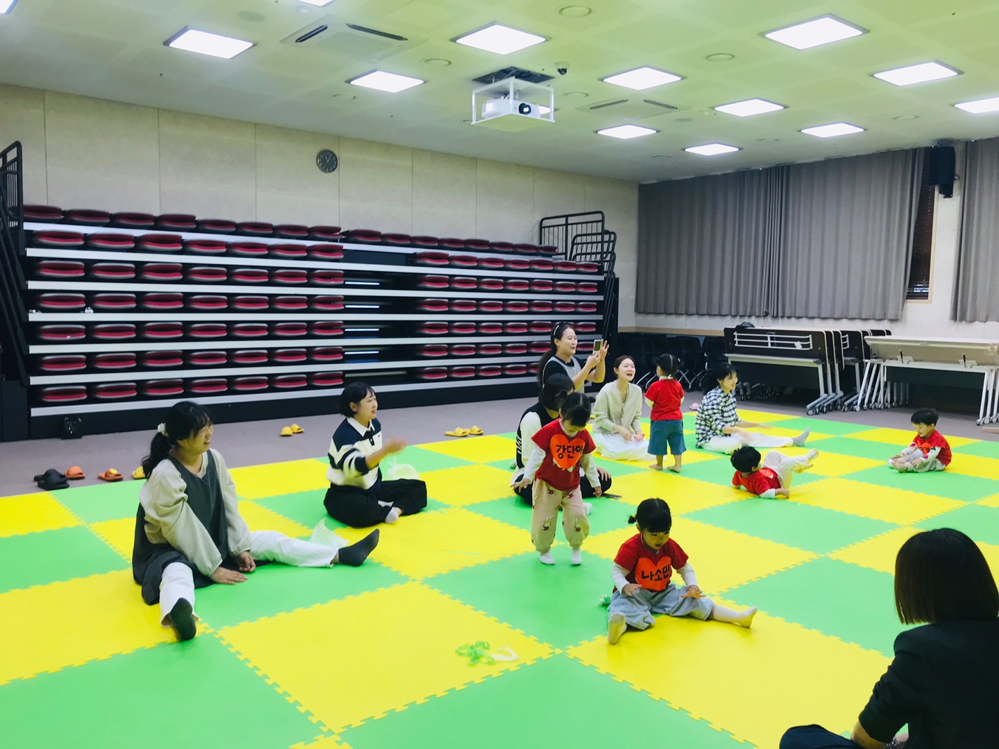 2025.10.21.[공통부모교육:엄마아빠랑 함께 놀이해요]습자지를 찢어 날려 보아요 이미지