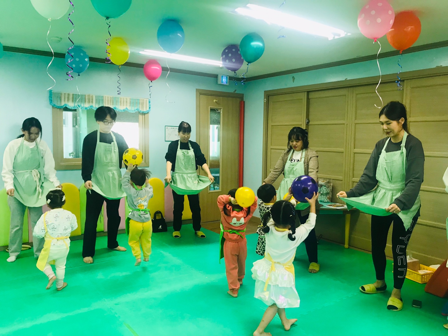 2025.10.22.[공통부모교육:엄마아빠랑 함께 놀이해요]앞치마로 공 주고받기 놀이해요 이미지