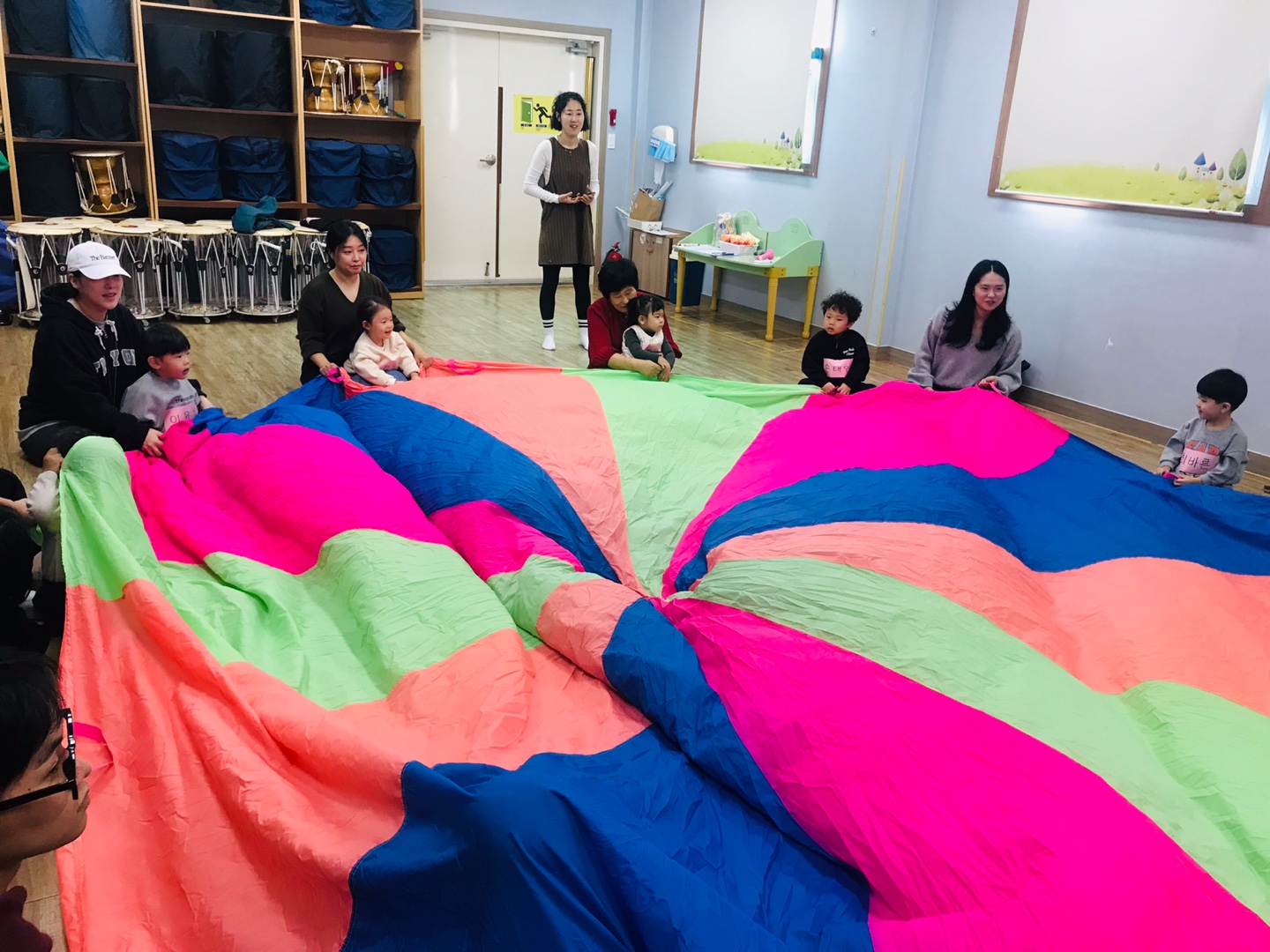 2025.10.28.[공통부모교육:엄마아빠랑 함께 놀이해요]습자지를 찢어 날려 보아요 이미지