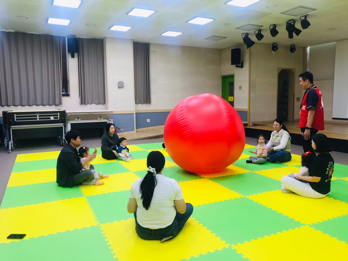 2025.10.29.[공통부모교육:엄마아빠랑 함께 놀이해요]앞치마로 공 주고받기 놀이해요 이미지