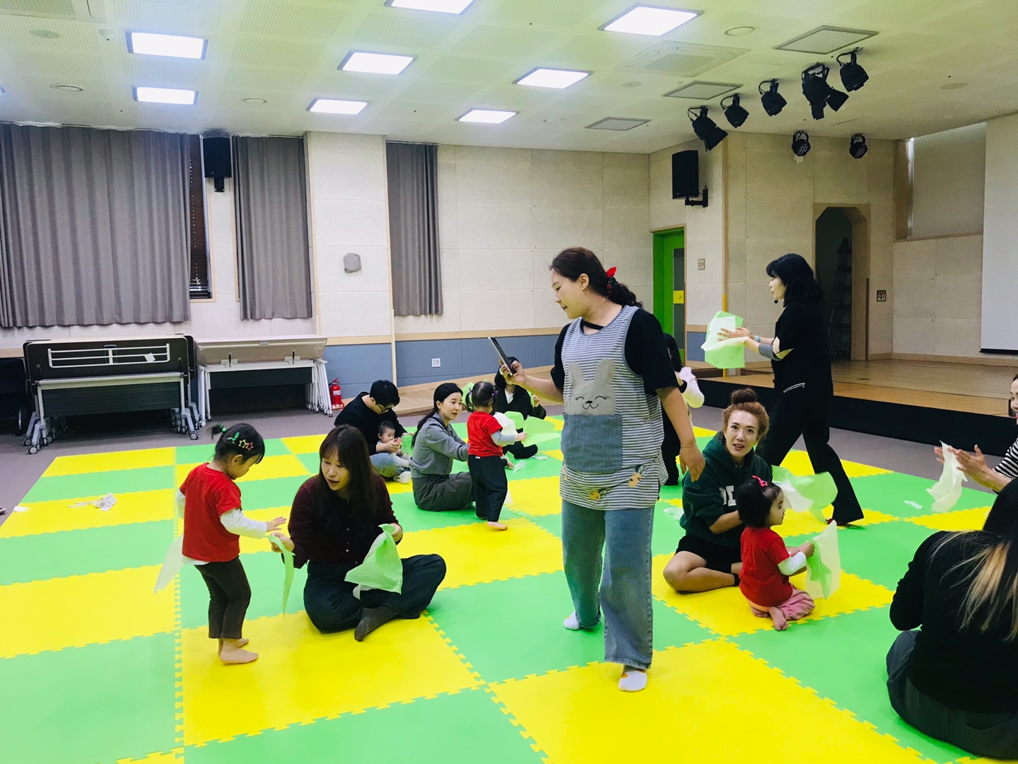 2025.11.04.[공통부모교육:엄마아빠랑 함께 놀이해요]습자지를 찢어 날려 보아요 이미지