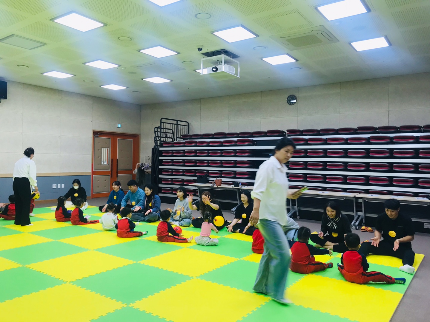 2025.11.05.[공통부모교육:엄마아빠랑 함께 놀이해요]앞치마로 공 주고받기 놀이해요 이미지