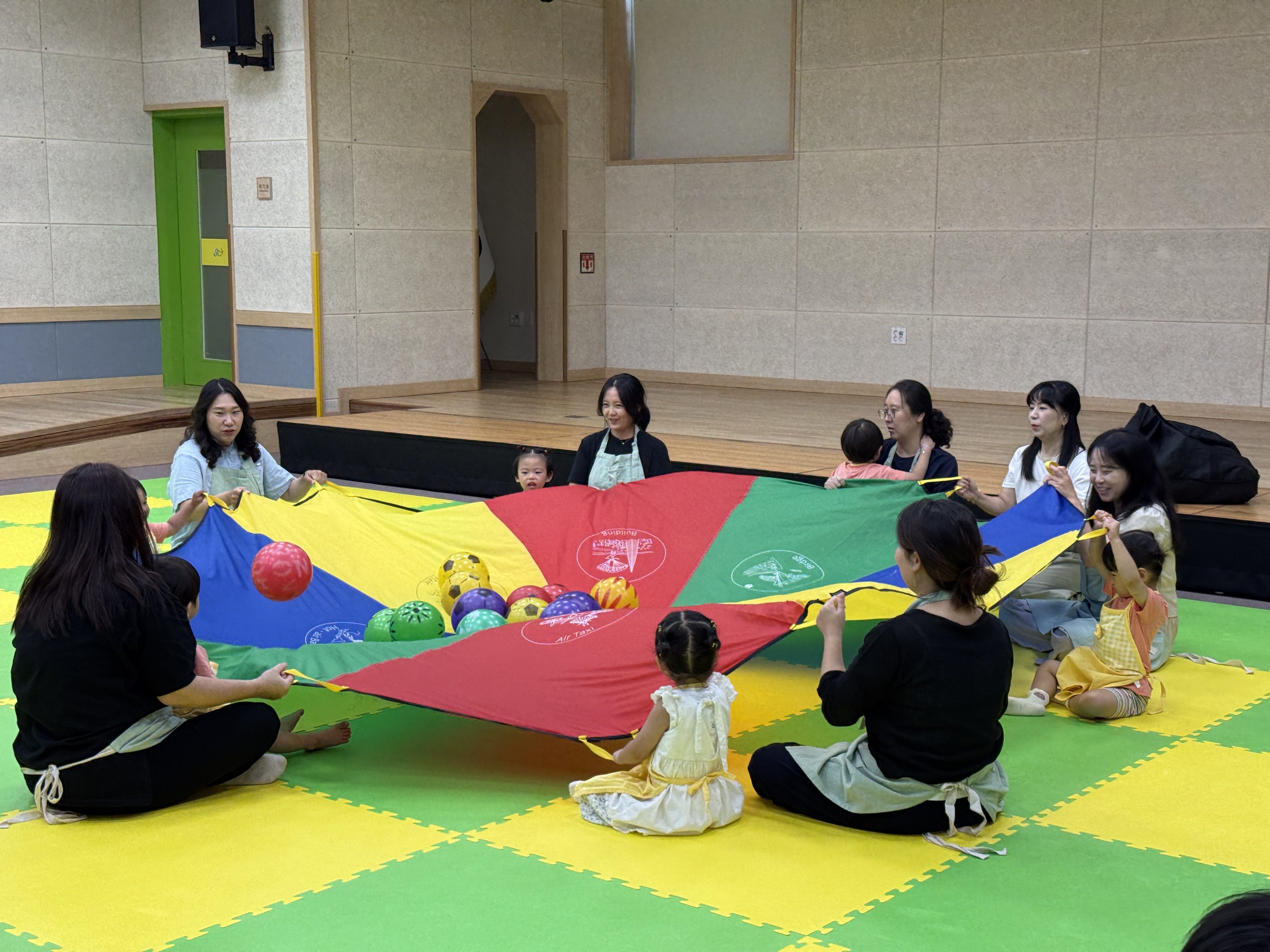 2026.8.12.[공통부모교육:엄마아빠랑 함께 놀이해요]앞치마로 공 주고받기 놀이해요 이미지
