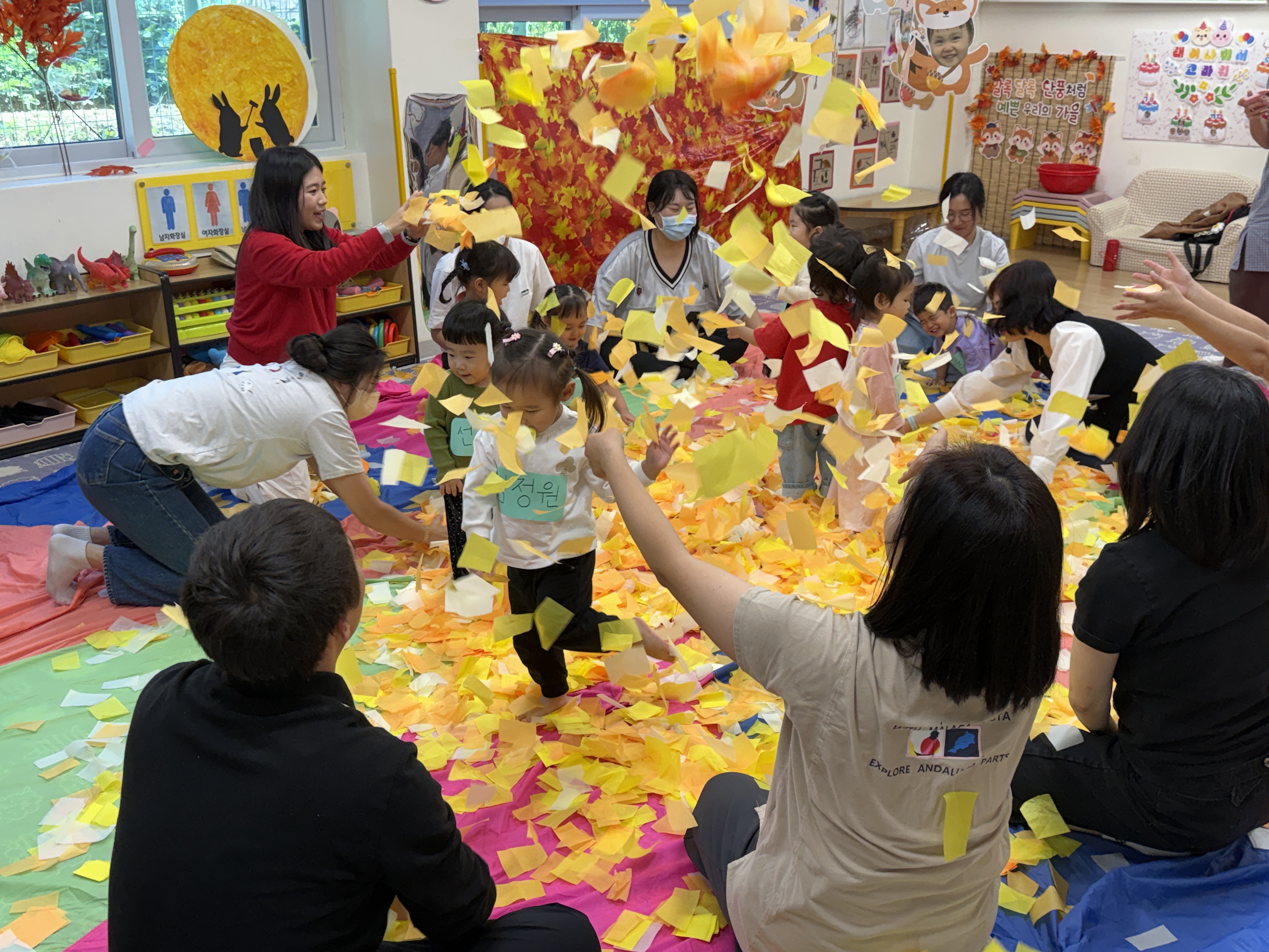 2026.10.6.[공통부모교육:엄마아빠랑 함께 놀이해요] 습자지를 찢어 날려 보아요 이미지