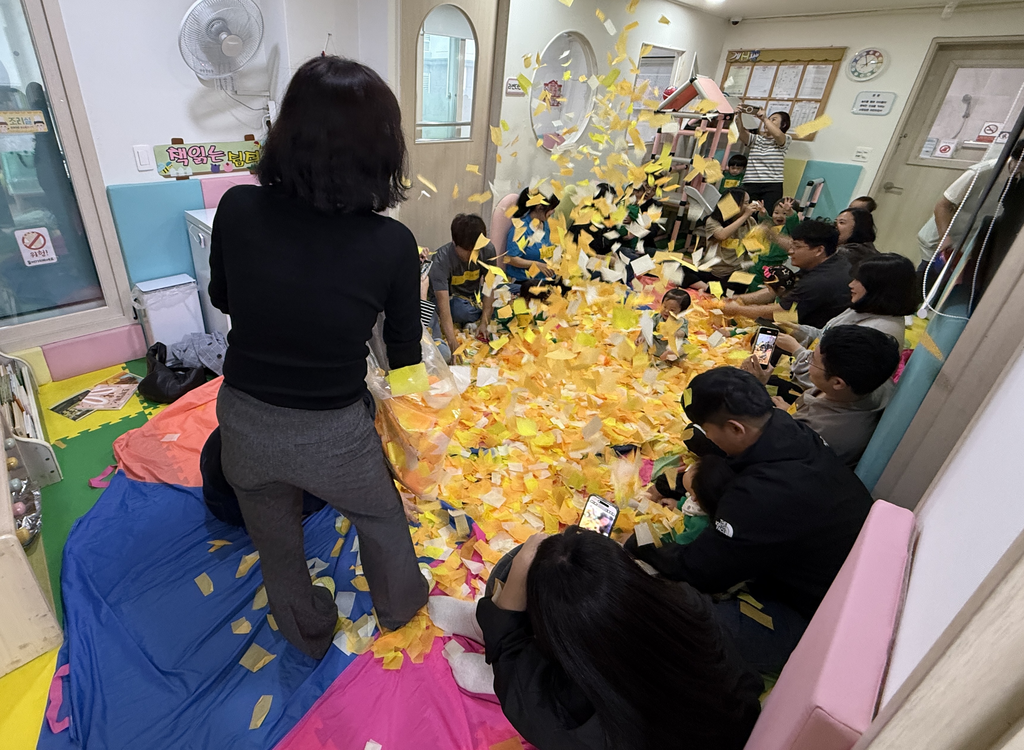 2026.10.16.[공통부모교육:엄마아빠랑 함께 놀이해요] 습자지를 찢어 날려보아요 이미지